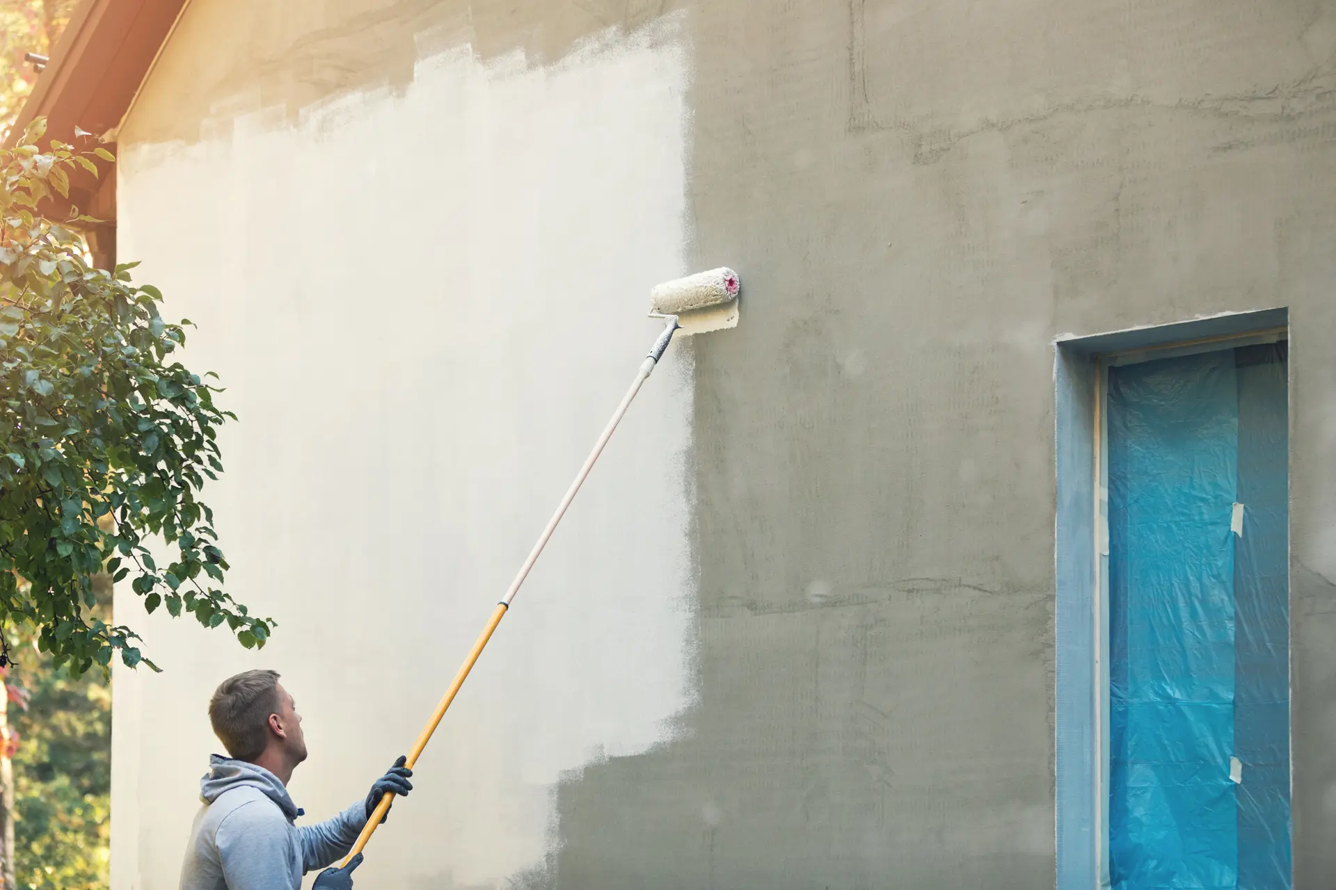 Pintor trabajando en una fachada en Torrevieja